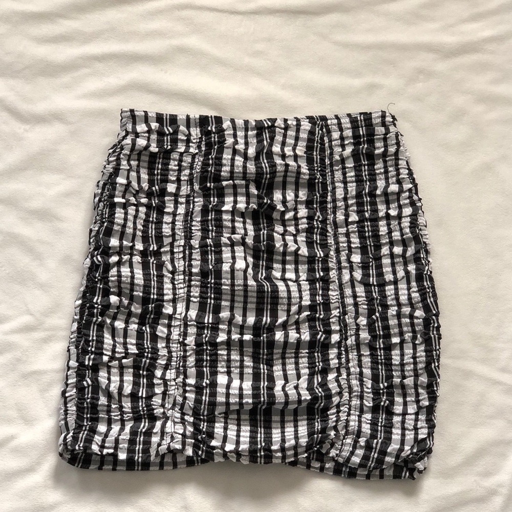 Cute stretchy ruched gingham black & white skirt
